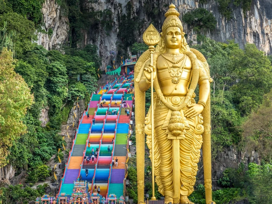 golden-statue-at-batu-caves-in-kuala-lumpur
